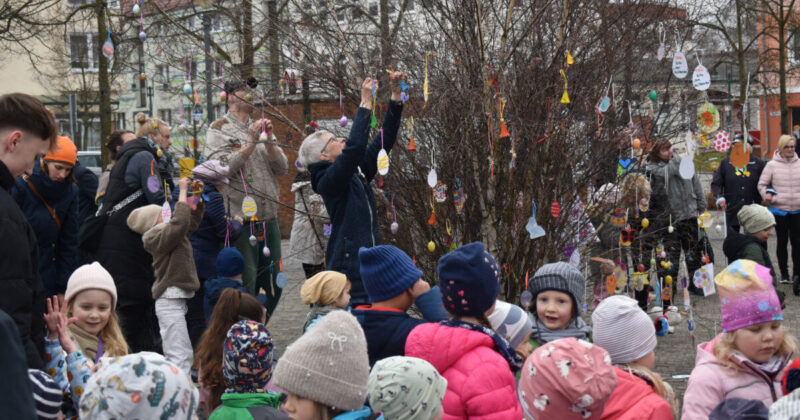 Osterbaumschmücken in Pasewalk